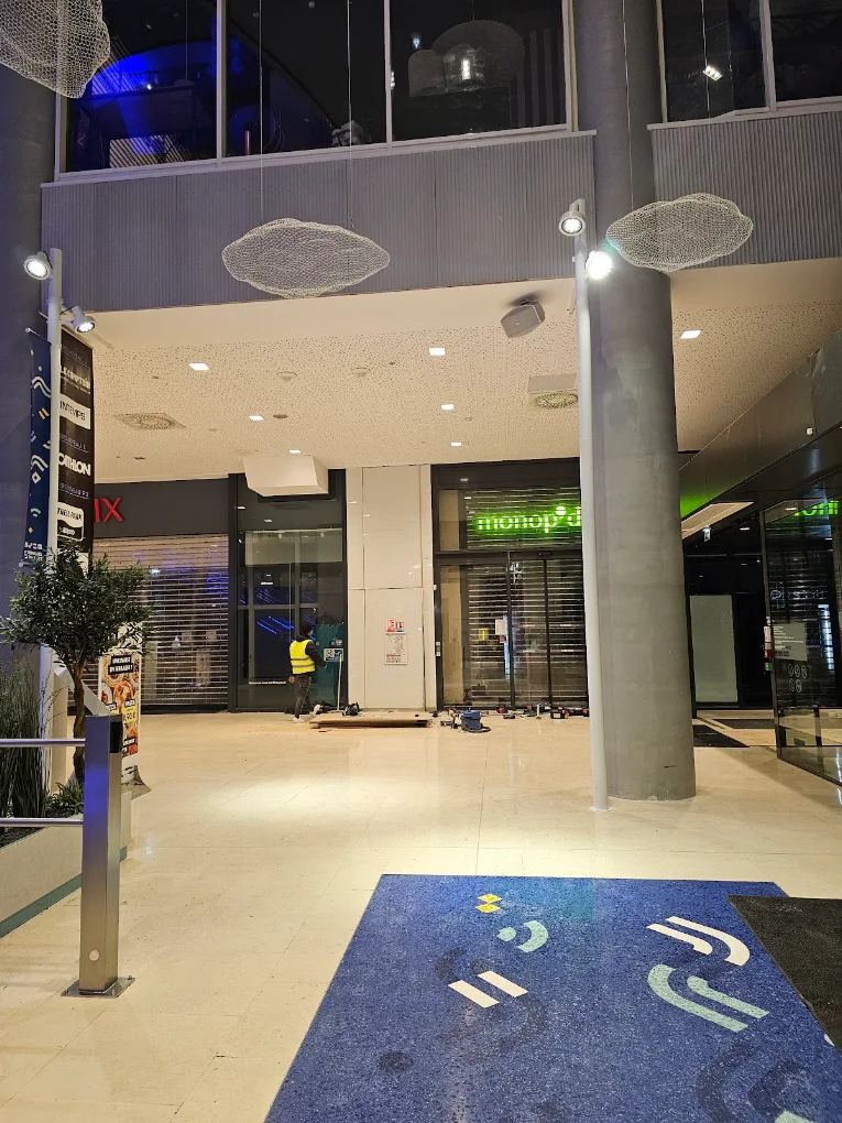 Chantier professionnel — centre commercial