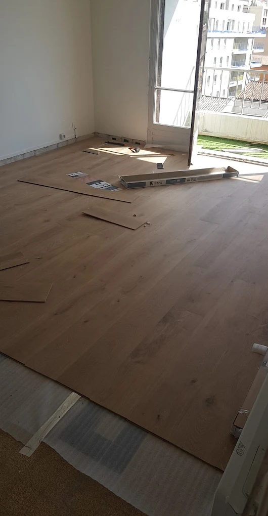 Parquet droit en lames larges posé devant une baie vitrée